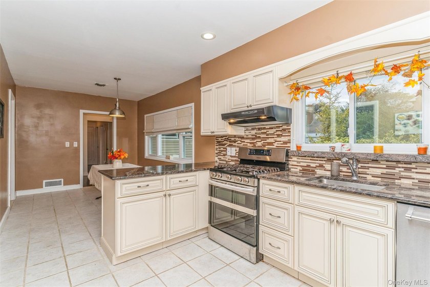 Welcome to this beautifully updated and spacious 5-bedroom, 3 - photo 22