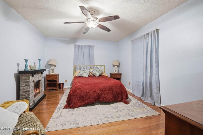 Coastal living meets spacious luxury in this 6-bedroom, 4-bath - photo 34