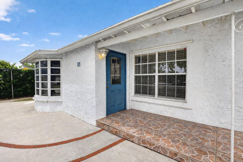 Back on market! Brand new roof completed! Move-in ready 2BR/1BA - photo 3