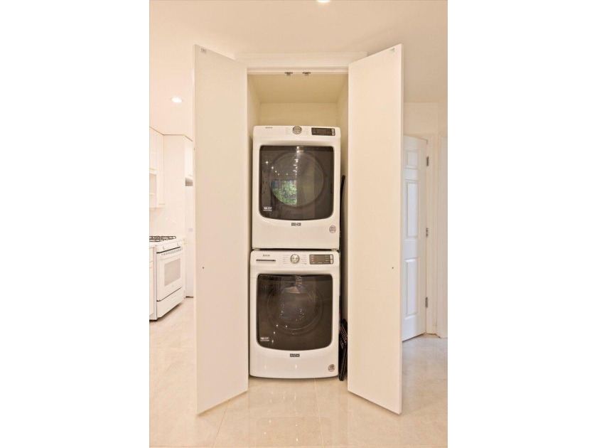Sunny Southern Facing 2 Bed / 1 Bath Corner Condo with Balcony - photo 3