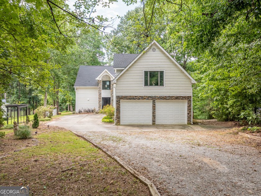 Set along the shores of Lake Lanier, this thoughtfully designed - photo 2