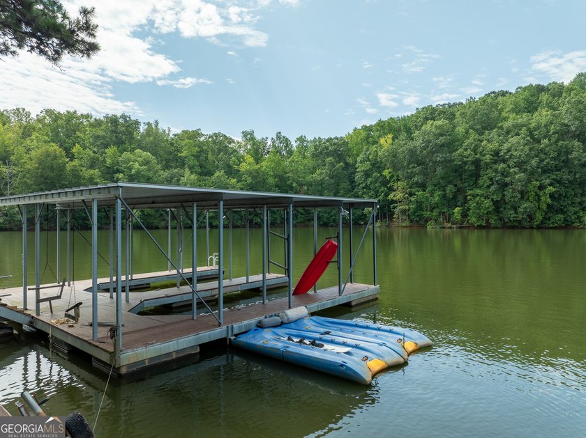 Set along the shores of Lake Lanier, this thoughtfully designed - photo 4