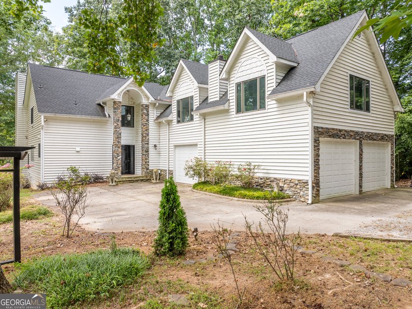 Set along the shores of Lake Lanier, this thoughtfully designed - photo 5