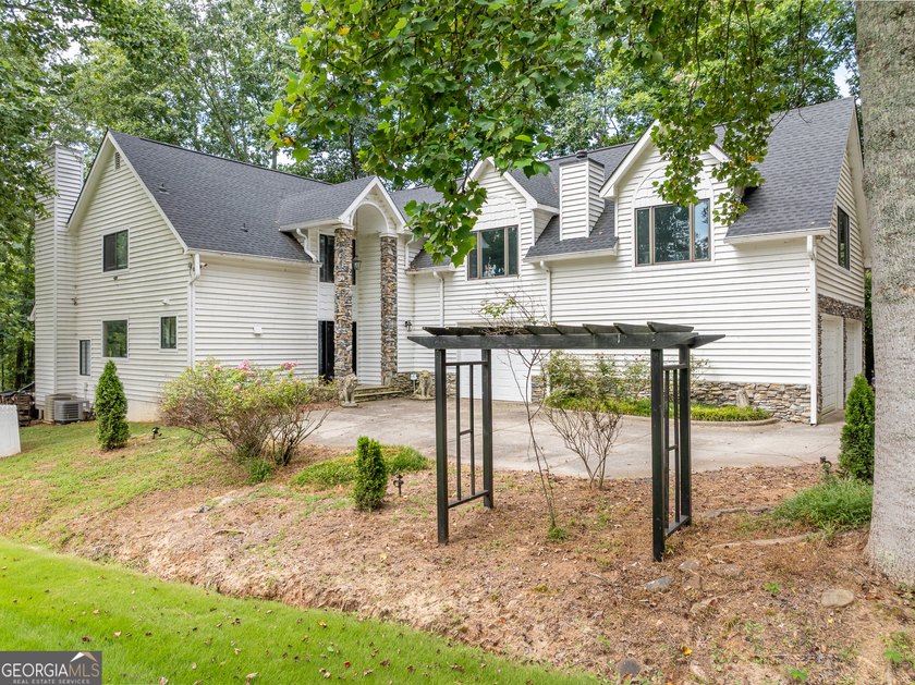 Set along the shores of Lake Lanier, this thoughtfully designed - photo 7