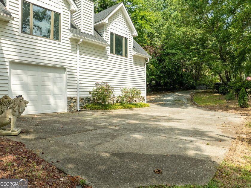 Set along the shores of Lake Lanier, this thoughtfully designed - photo 10