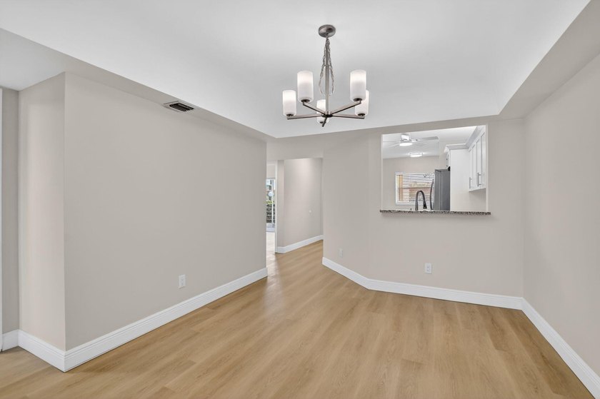 Beautifully updated corner unit in sought-after Boca Barwood! - photo 7