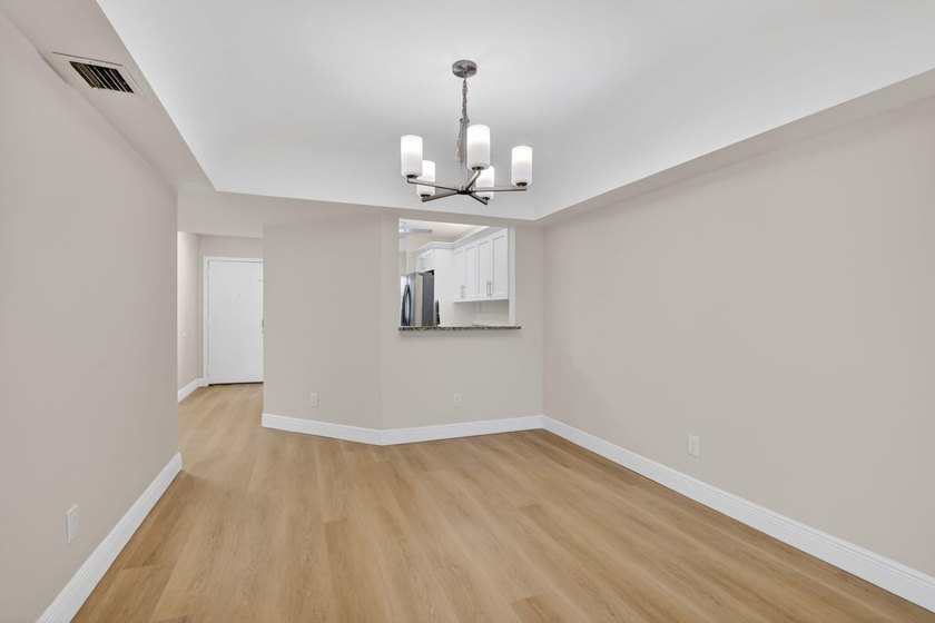 Beautifully updated corner unit in sought-after Boca Barwood! - photo 8