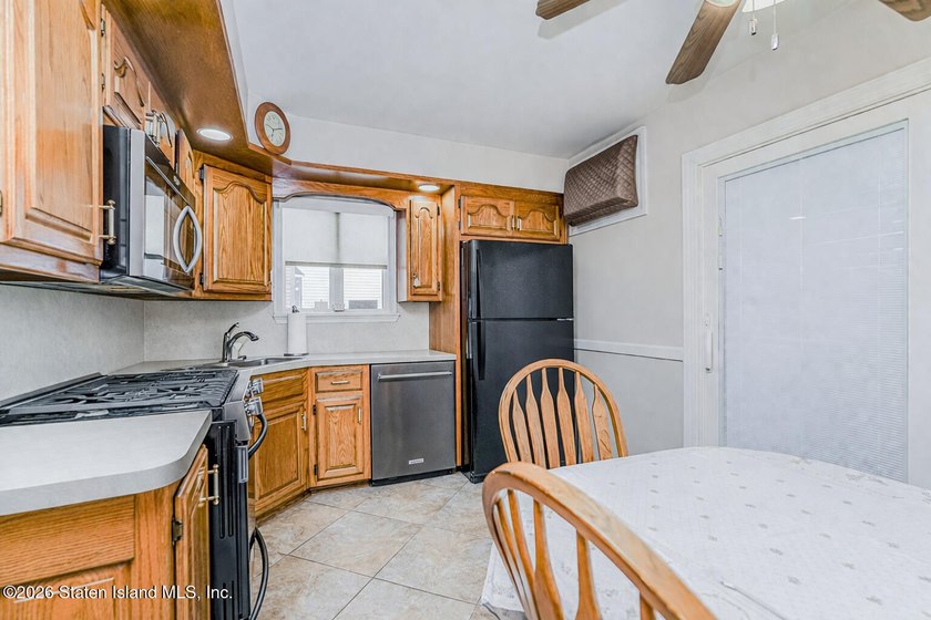 This meticulously maintained semi-attached home is ready to - photo 11