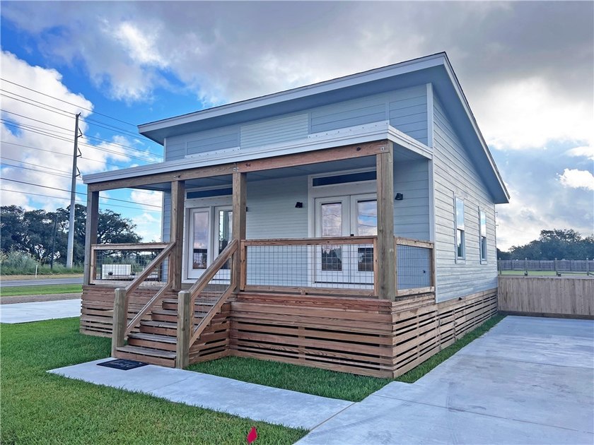 Welcome home to this beautifully designed newer construction - photo 25