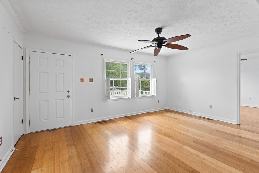 Don't miss this opportunity to own a beautifully maintained 3 - photo 5