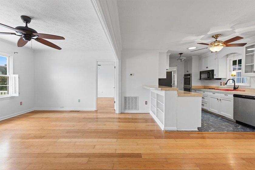 Don't miss this opportunity to own a beautifully maintained 3 - photo 6