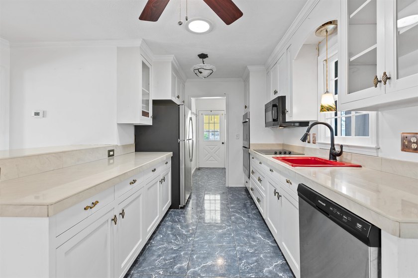 Don't miss this opportunity to own a beautifully maintained 3 - photo 9