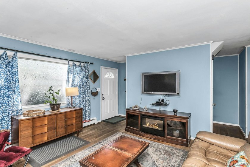 Welcome home to this beautiful 3/4 bedroom Cape Cod . The 4th - photo 6