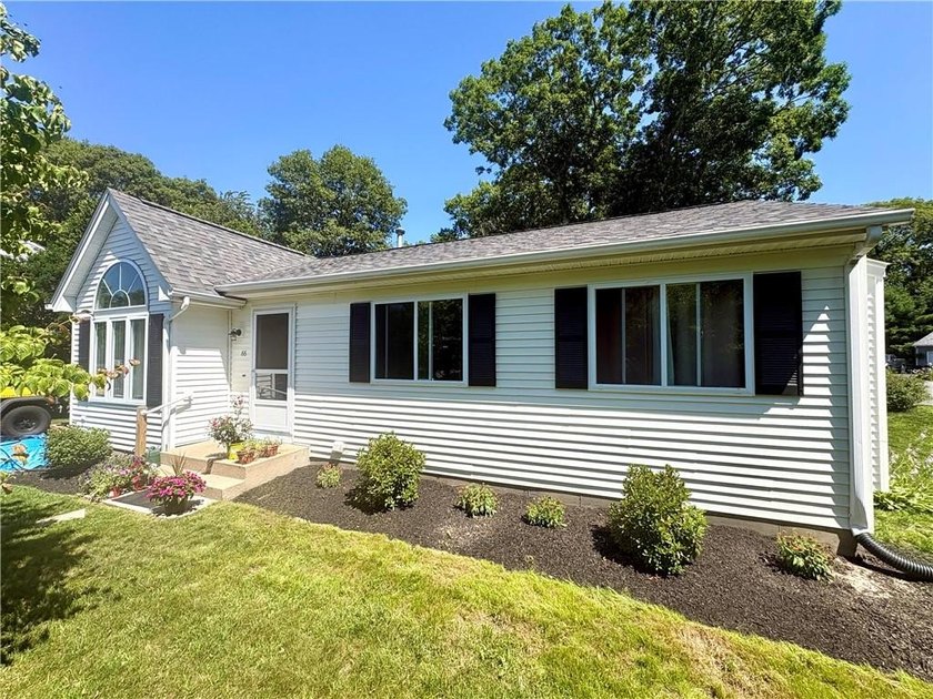 Welcome to this meticulously maintained three-bedroom ranch - photo 2