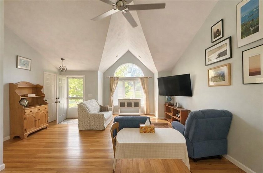 Welcome to this meticulously maintained three-bedroom ranch - photo 5