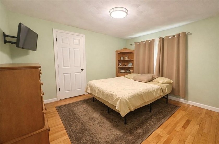 Welcome to this meticulously maintained three-bedroom ranch - photo 6