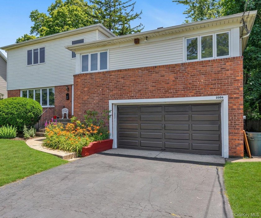 Prime South Lindenmere Mid Block EXTENDED 5BR SPLIT--Added 4th - photo 2
