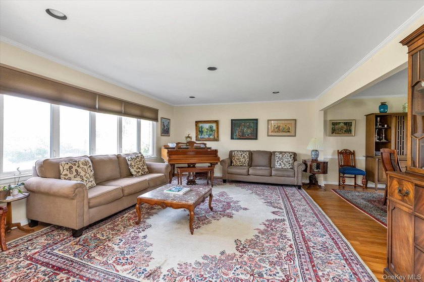 Prime South Lindenmere Mid Block EXTENDED 5BR SPLIT--Added 4th - photo 3