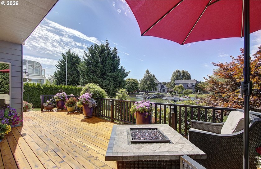 NEW LISTING. Living large on the shores of Fairview Lake. This - photo 22