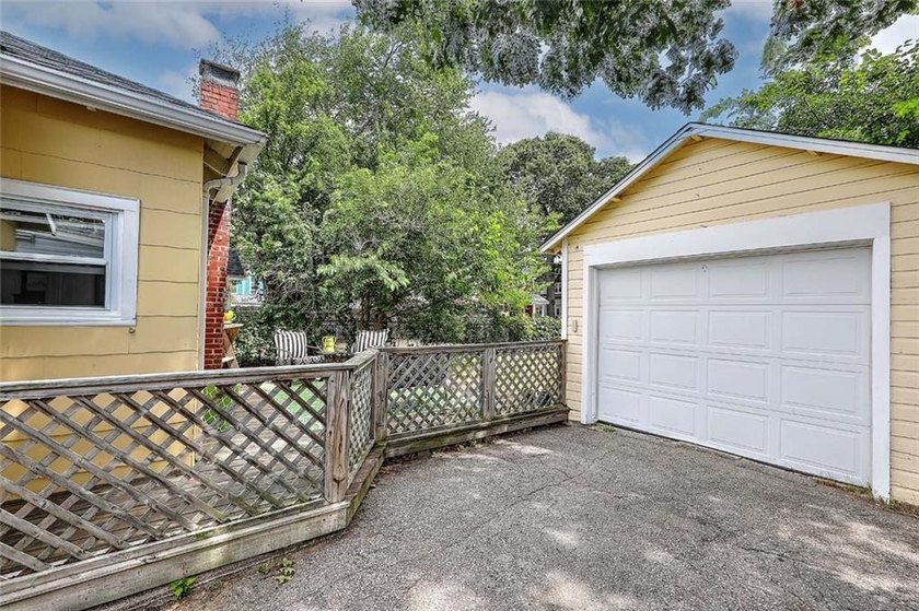 Welcome to this charming Riverside cottage, ideally located - photo 3