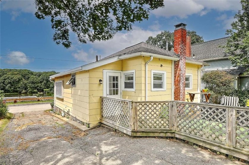 Welcome to this charming Riverside cottage, ideally located - photo 4