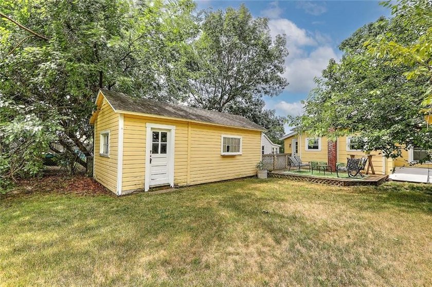 Welcome to this charming Riverside cottage, ideally located - photo 6