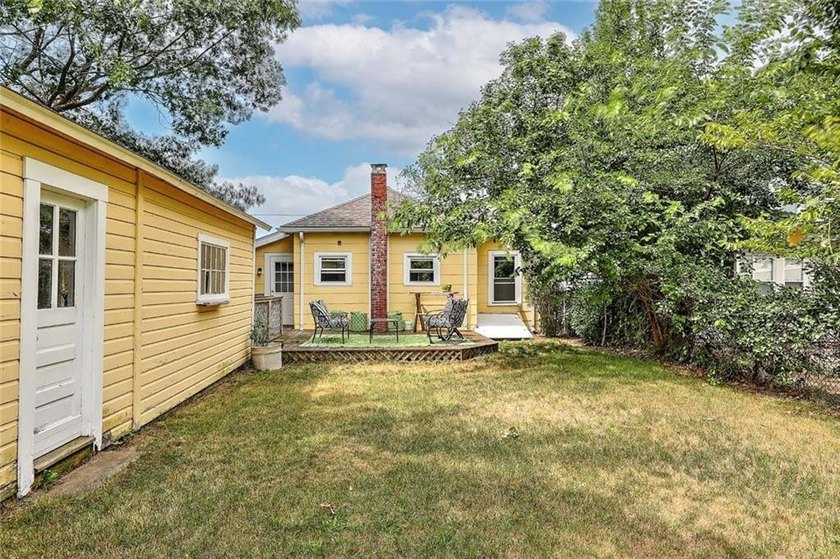 Welcome to this charming Riverside cottage, ideally located - photo 7