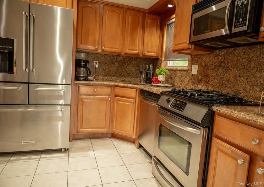 Set in the heart of Whitestone, this beautiful and recently - photo 5