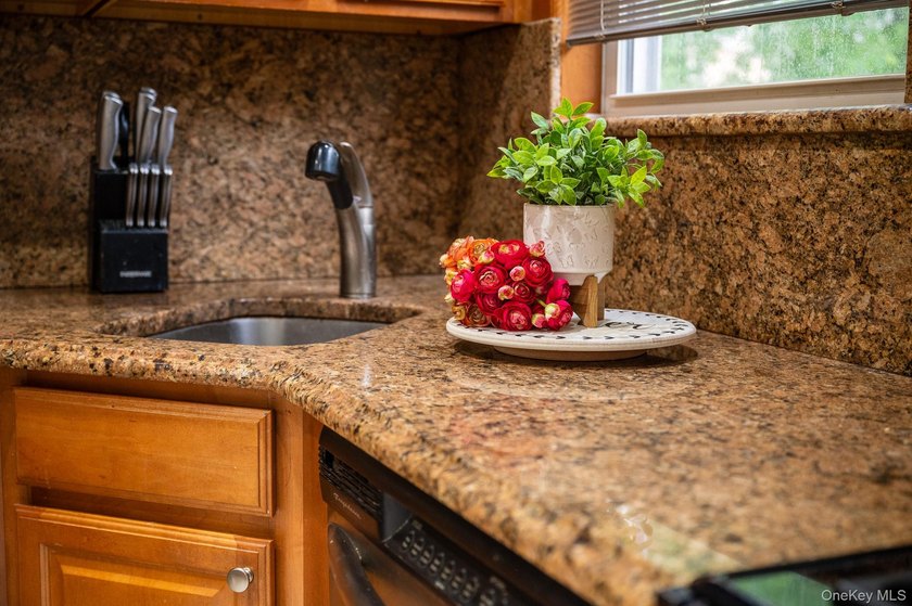 Set in the heart of Whitestone, this beautiful and recently - photo 6