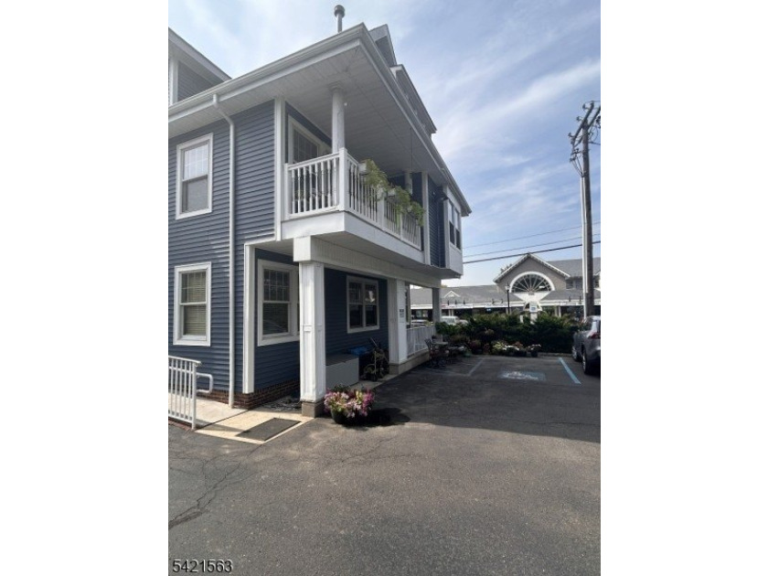 Mixed-use Gem! Exceptional opportunity to live in either the - photo 3