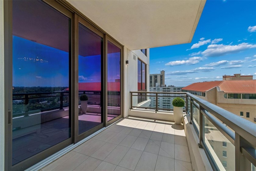 This luxury condominium in Historic Hyde Park offers the perfect - photo 31