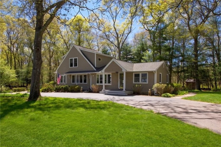 NATURE LOVERS RETREAT! Tucked away on a beautifully maintained - photo 2