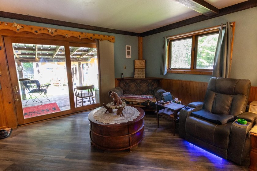 (208/JM) Enjoy Lake Living Without the Lake Price! This cozy - photo 6