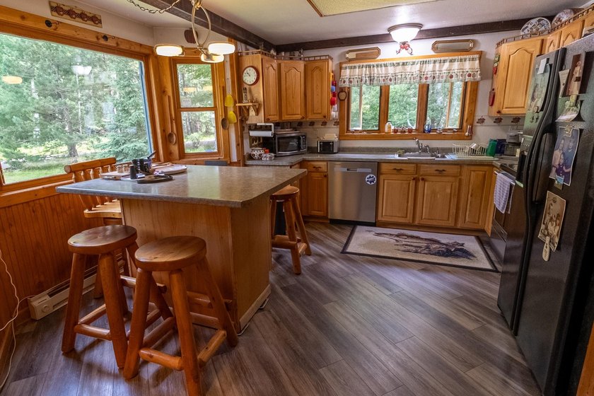 (208/JM) Enjoy Lake Living Without the Lake Price! This cozy - photo 7