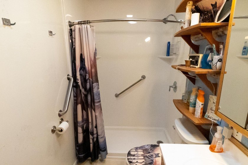 (208/JM) Enjoy Lake Living Without the Lake Price! This cozy - photo 10