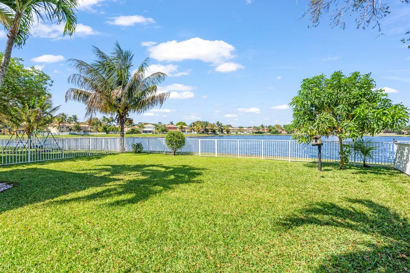 Lakefront 3 bedroom, 2.5 bathroom home located in the gated - photo 16