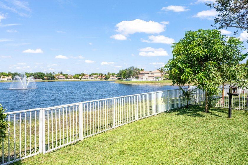 Lakefront 3 bedroom, 2.5 bathroom home located in the gated - photo 17