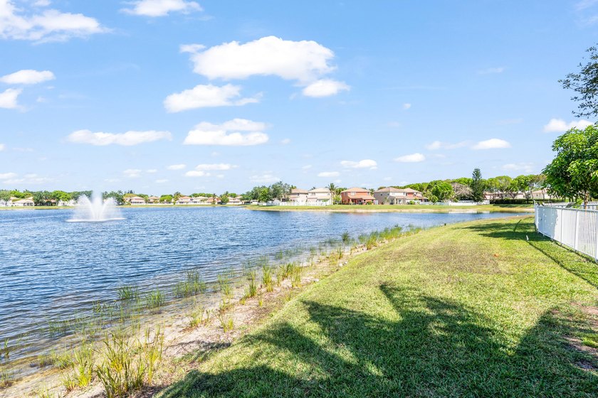 Lakefront 3 bedroom, 2.5 bathroom home located in the gated - photo 18