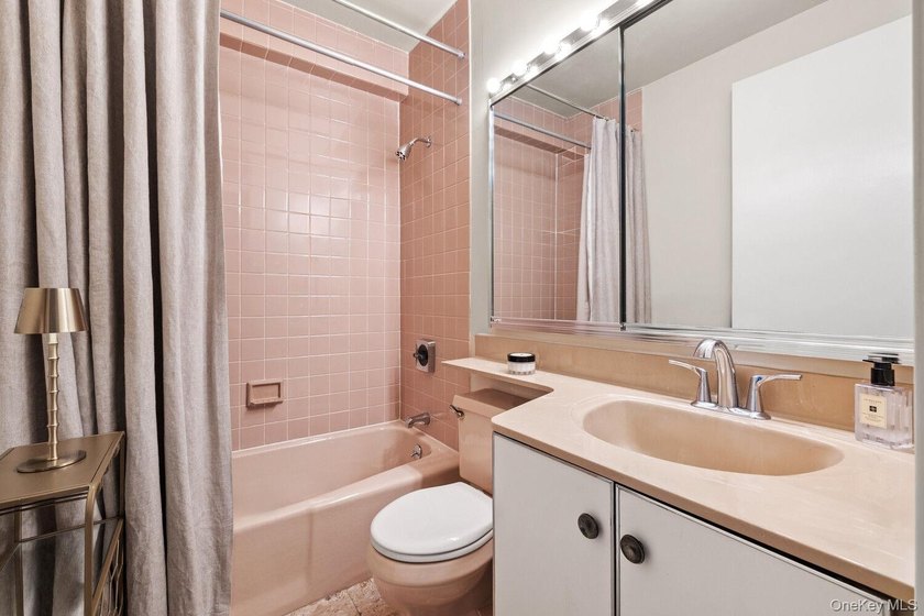 Perched on the 20th floor of a full-service Upper East Side - photo 10