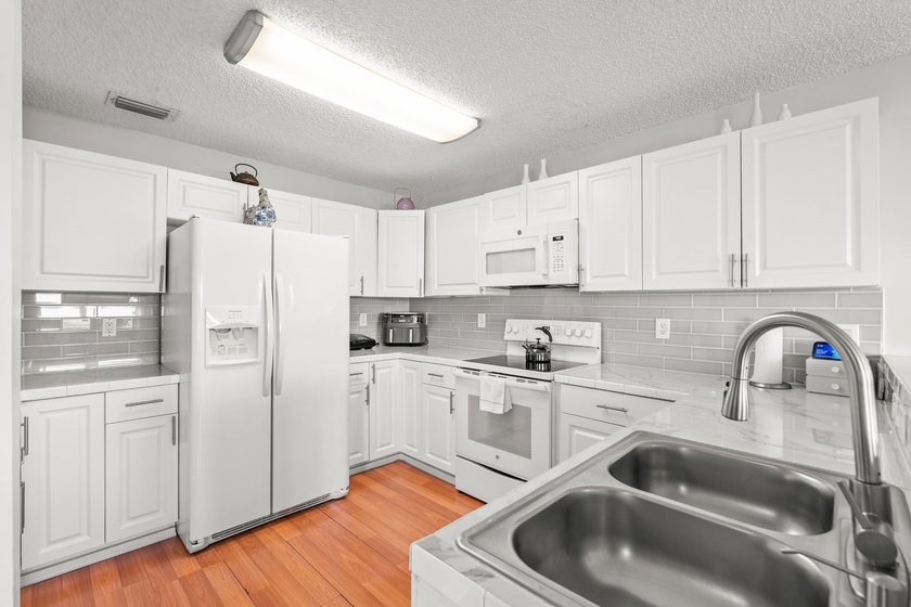 Lakefront 3 bedroom, 2.5 bathroom home located in the gated - photo 33