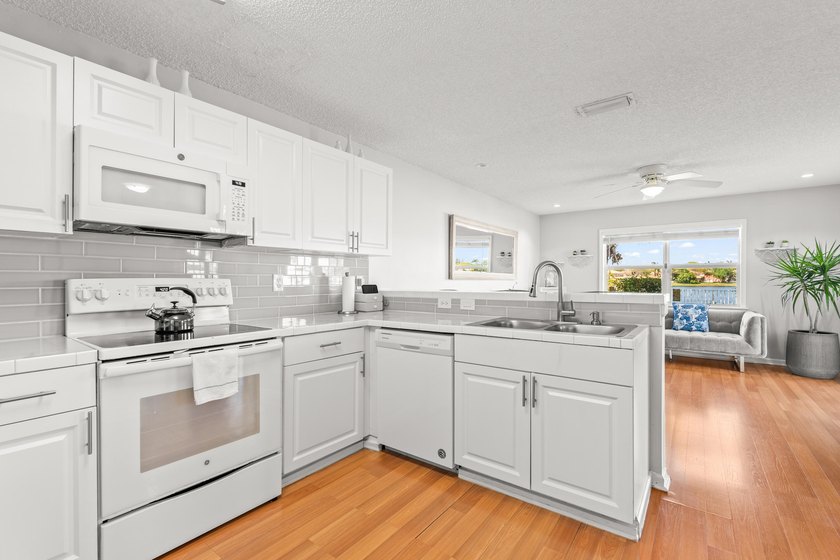 Lakefront 3 bedroom, 2.5 bathroom home located in the gated - photo 34