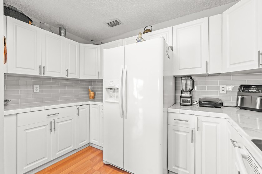 Lakefront 3 bedroom, 2.5 bathroom home located in the gated - photo 35