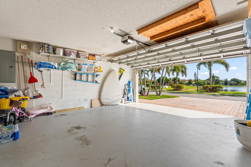 Lakefront 3 bedroom, 2.5 bathroom home located in the gated - photo 37