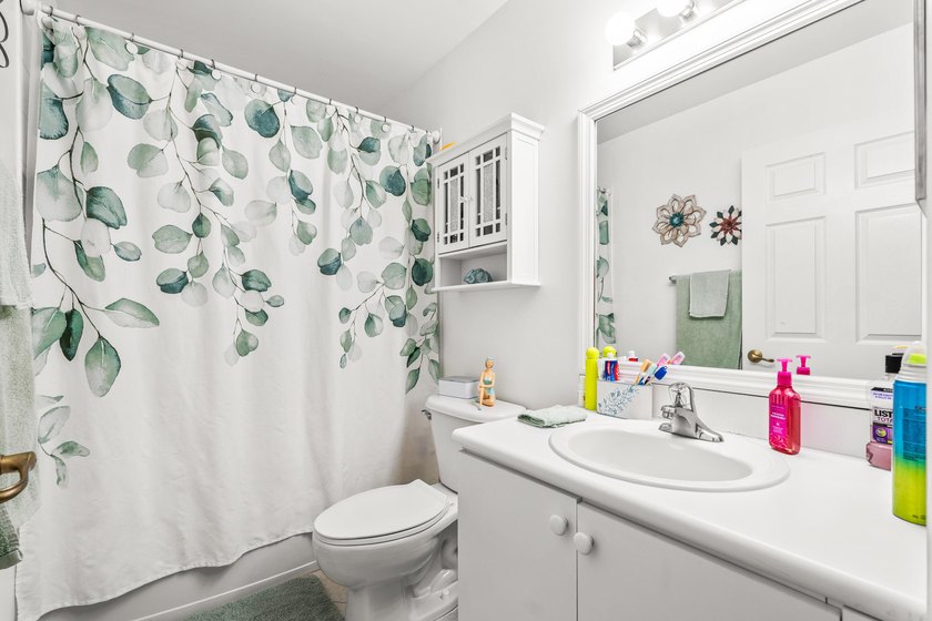 Lakefront 3 bedroom, 2.5 bathroom home located in the gated - photo 46