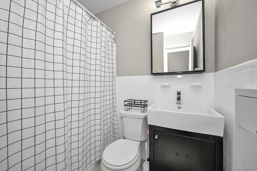 A beautifully renovated JR1/One Bedroom apartment has just - photo 12