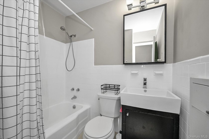 A beautifully renovated JR1/One Bedroom apartment has just - photo 13