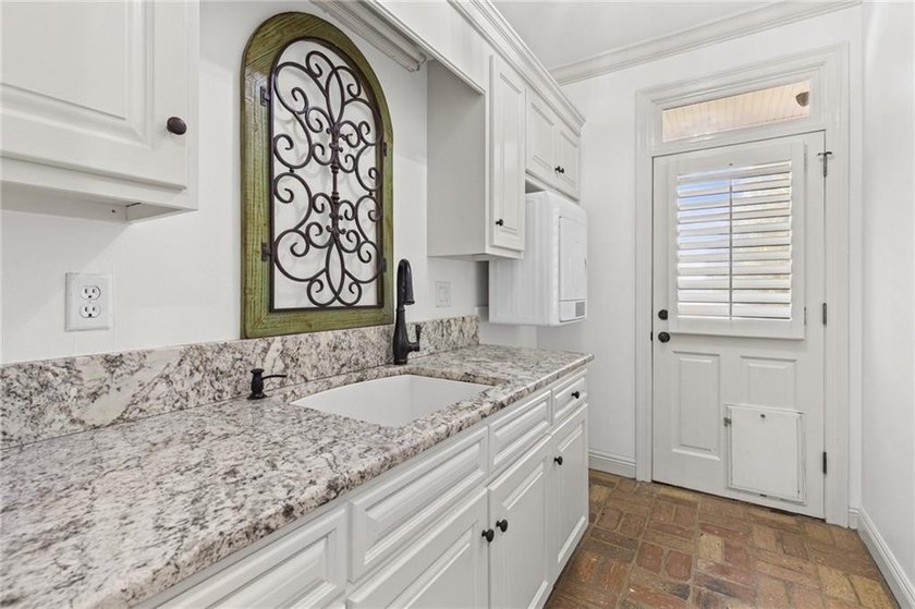 Private gated entrance, 4 sprawling acres, and 108 feet of lake - photo 15