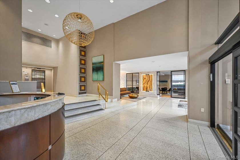 A beautifully renovated JR1/One Bedroom apartment has just - photo 17