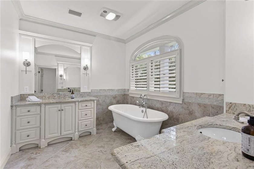Private gated entrance, 4 sprawling acres, and 108 feet of lake - photo 18