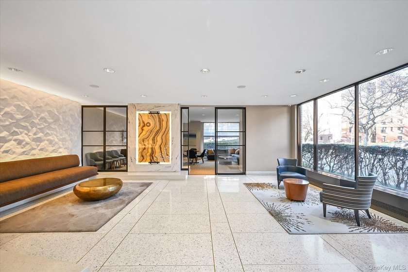 A beautifully renovated JR1/One Bedroom apartment has just - photo 18